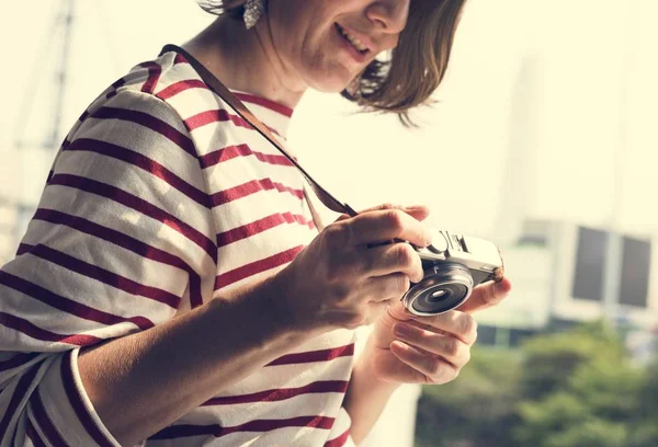 Kobieta dla podróżujących z aparatu fotograficznego — Zdjęcie stockowe