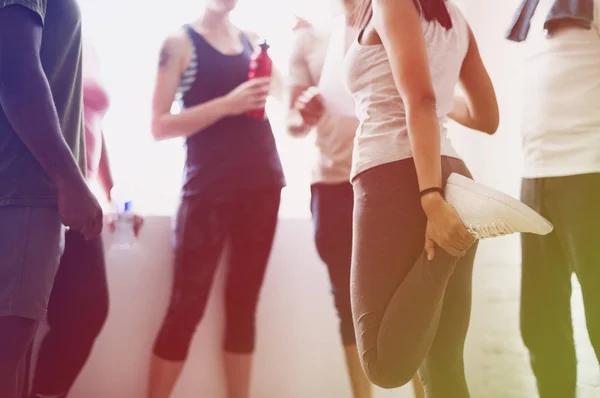 Människor som pratar på yoga break — Stockfoto