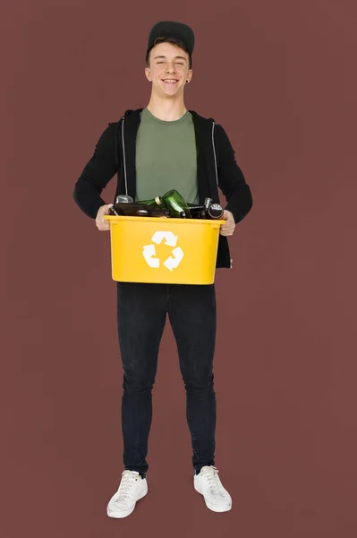 Homem segurando garrafas recicláveis no balde — Fotografia de Stock