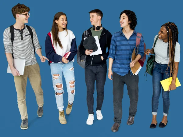 Studenti scolastici a piedi con borse — Foto Stock