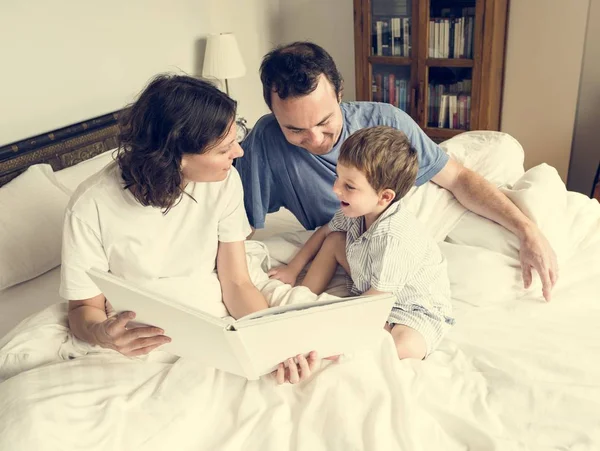 Hijo con los padres en el dormitorio — Foto de Stock