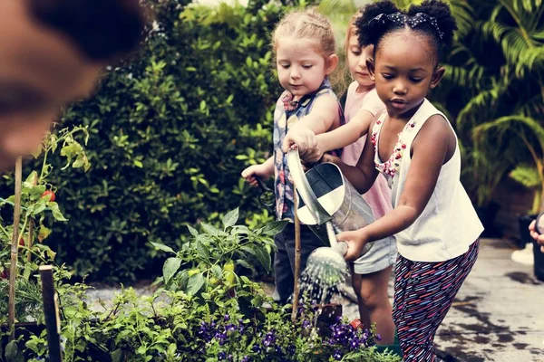 Bambini che lavorano in giardino — Foto Stock