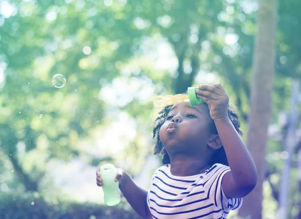 Dívka foukající bubliny — Stock fotografie