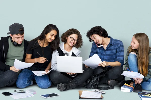 Studenti lettura libro di testo — Foto Stock