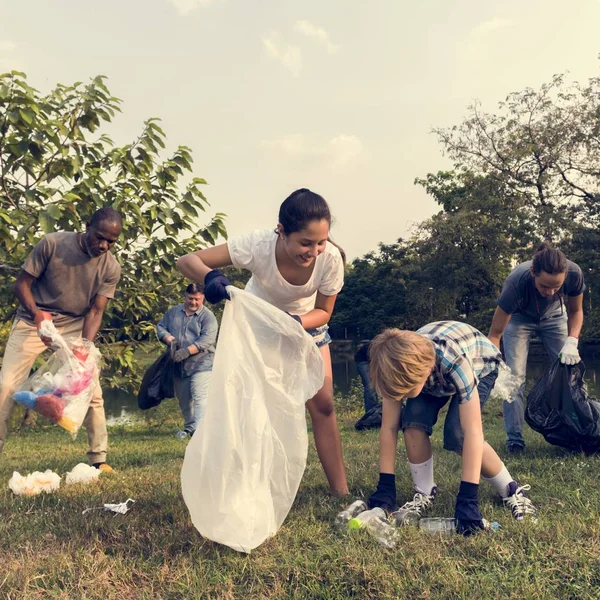 Gente recogiendo basura en el parque — Foto de Stock
