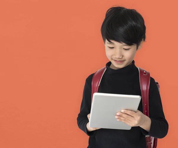 Asyalı okullu çocuk dijital tablet ile — Stok fotoğraf