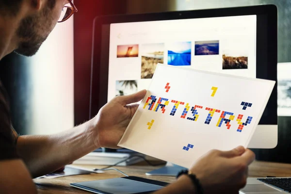 Resim monitör ekran önünde tutan adam — Stok fotoğraf