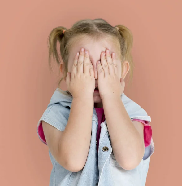 Маленькая девочка покрывает лицо — стоковое фото