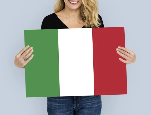 Blonde vrouw bedrijf Italiaanse vlag. — Stockfoto