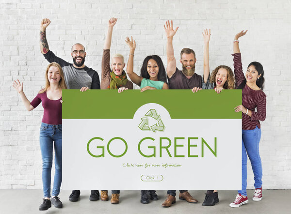 Люди с плакатами
