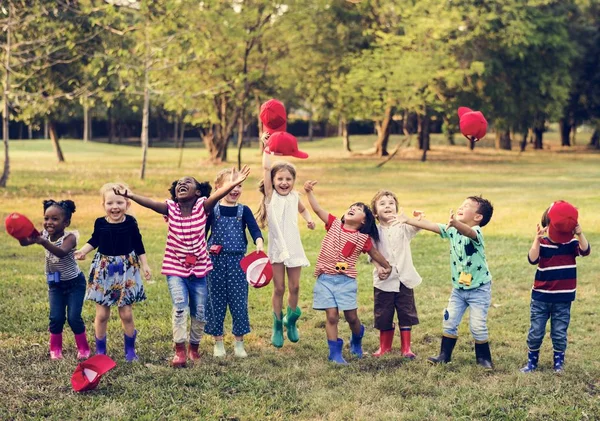 Crianças brincando no campo — Fotografia de Stock