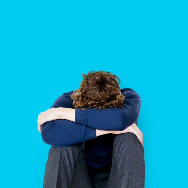 Gestresste Studentin sitzt allein — Stockfoto