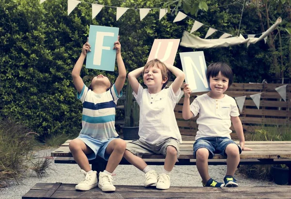 Niños sosteniendo pancartas — Foto de Stock