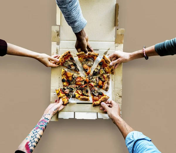 손 들고 피자 조각 — 스톡 사진