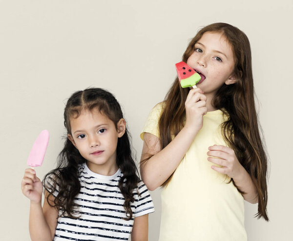 Две девушки едят мороженое

