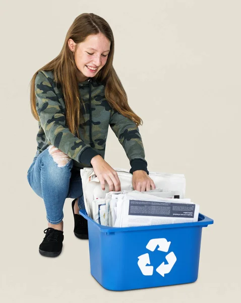 Adolescente menina lixo separado para reciclar — Fotografia de Stock