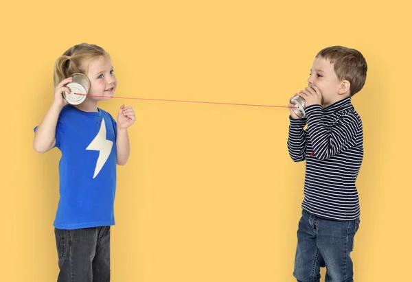 Malé děti pomocí řetězce telefon — Stock fotografie