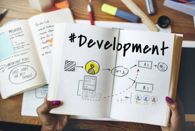 Açık kitap tutan eller