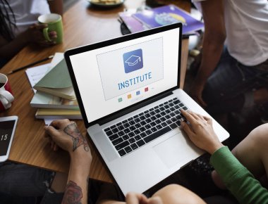 Arkadaşlar masada dizüstü bilgisayar kullanarak