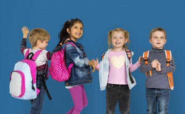 Sırt çantaları ile küçük çocuk