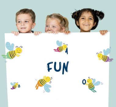 Çocuk afişini saklanıyor