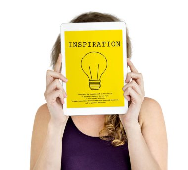 Dijital tablet kapsayan yüz tutan kadın 