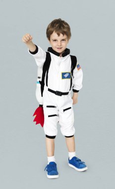 astronot kostüm jetpack ile çocuk
