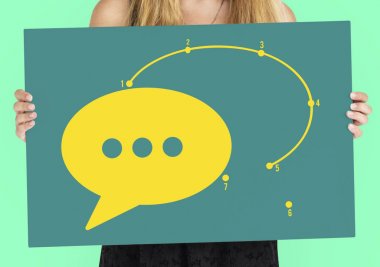 Kadın afişini tutar