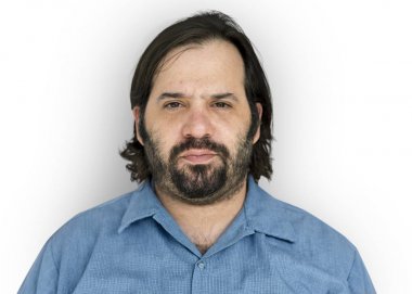 sakallı adam kameraya bakan