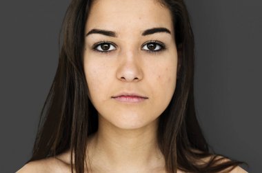  Kadın sakin yüz ve çıplak omuzları ile