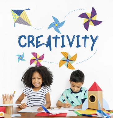 Küçük çocuklar masada çizim 