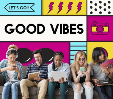 Arkadaşlar dijital cihazlar kullanarak 