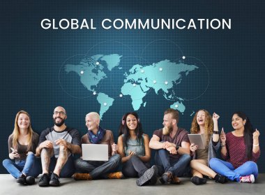 Dijital aygıtlar kullanan insanlar