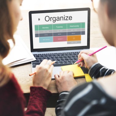 dizüstü bilgisayar kullanan iki kız