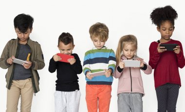Akıllı telefonlar kullanan çocuklar