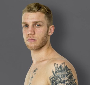 Gömleksiz dövmeli adam