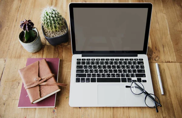 Laptop aberto na mesa — Fotografia de Stock