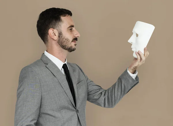 Homem segurando máscara branca — Fotografia de Stock