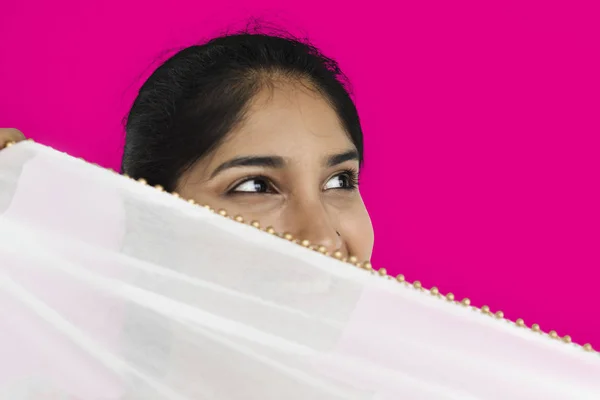 Женщина покрывает лицо шарфом — стоковое фото
