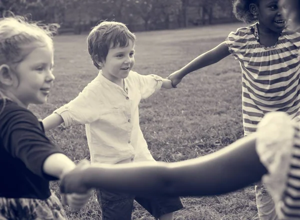 Kinderen hand in hand en spelen — Stockfoto