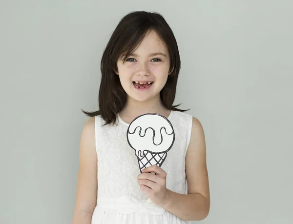 Chica sonriente con helado de papel — Foto de Stock