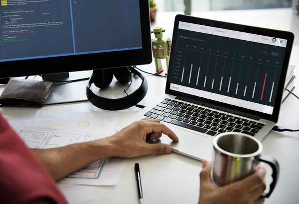 dizüstü bilgisayarda çalışan insan 