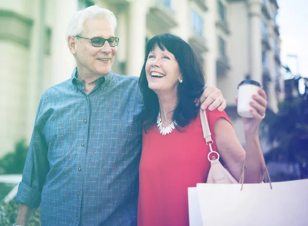 Coppia Godendo Shopping — Foto Stock