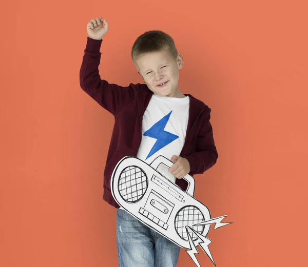 Malý chlapec drží papír Jukebox — Stock fotografie