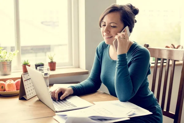 Femme parlant sur téléphone mobile — Photo