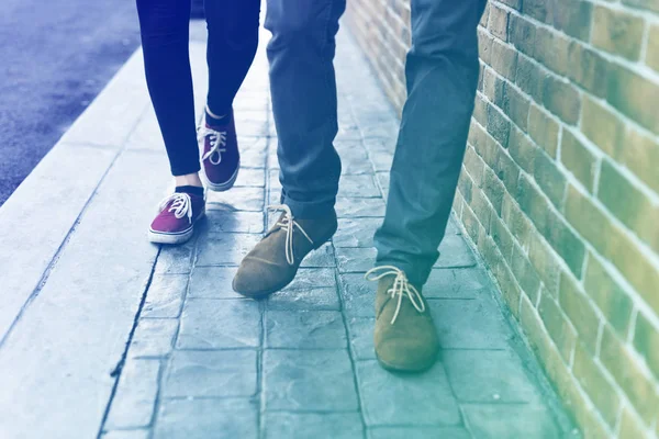 Sokakta yürüme Çift — Stok fotoğraf