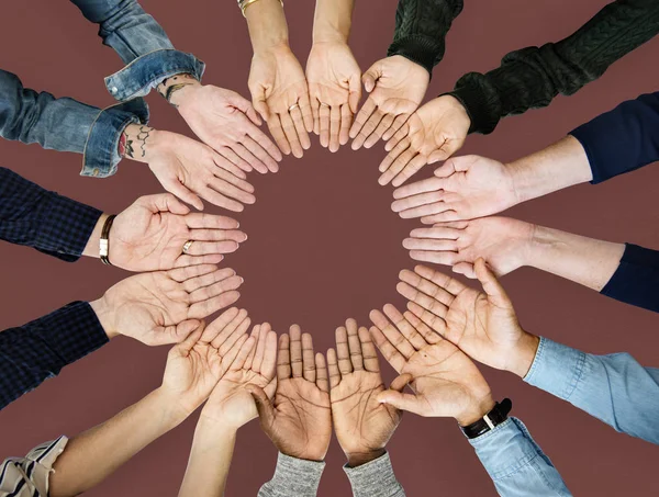 çok etnik çemberde eller