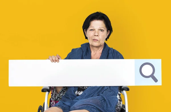 휠체어에 앉아 여자 — 스톡 사진