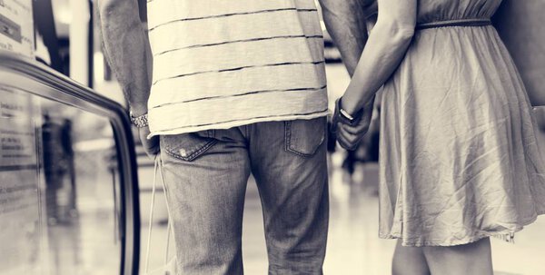 романтическая пара в торговом центре
