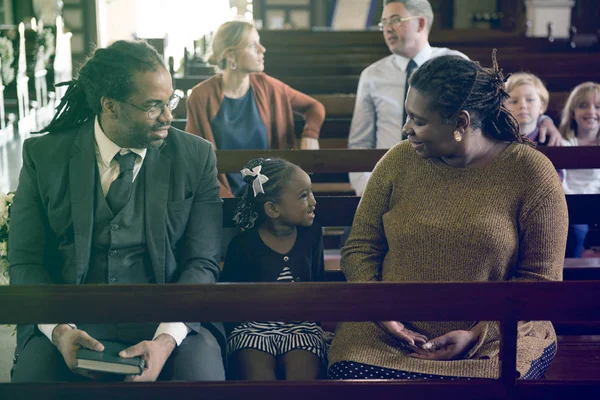 Assis en famille dans l'église — Photo